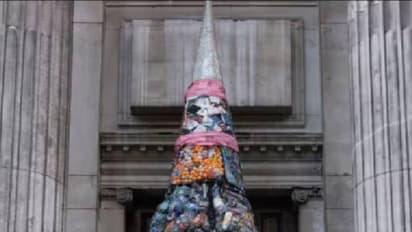 മാലിന്യം കൊണ്ട് ലണ്ടൻ മേയർ നിര്‍മ്മിച്ച ക്രിസ്മസ് ട്രീ; മാലിന്യക്കൂമ്പാരം കണ്ട് അമ്പരന്ന് നഗരവാസികൾ