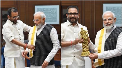 കേരളത്തിലെ രാഷ്ട്രീയ സാഹചര്യം വിശദീകരിച്ച് സുരേന്ദ്രൻ, പ്രധാനമന്ത്രിയുമായി കൂടിക്കാഴ്ച; ശ്രീകൃഷ്ണവിഗ്രഹം നൽകി