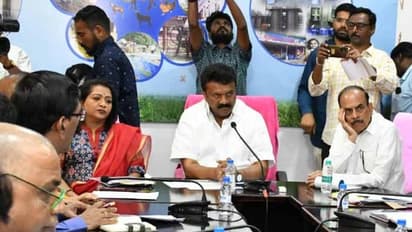 వీధి కుక్కలపై  ఫిర్యాదుకు  ఫోన్ నెంబర్, యాప్: జీహెచ్ఎంసీ అధికారులతో  మంత్రుల రివ్యూ