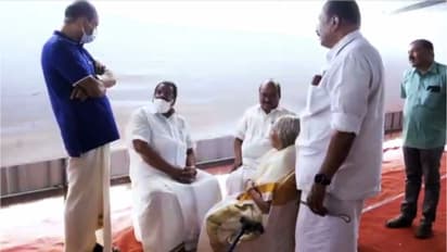 ദല്ലാൾ നന്ദകുമാറിൻ്റെ അമ്മയെ ആദരിക്കുന്ന ചടങ്ങിൽ ഇ പി ജയരാജൻ, പ്രതിരോധ ജാഥയിലെ അസാന്നിദ്ധ്യം മനപൂര്വ്വമോ?