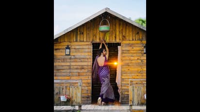 బ్యాక్ చూపిస్తూ మైండ్ బ్లాక్ చేస్తున్న సీనియర్ నటి.. ఇదే ప్రయోగం అక్కడ చేస్తేనా.. నెటిజన్ల క్రేజీ కామెంట్స్!