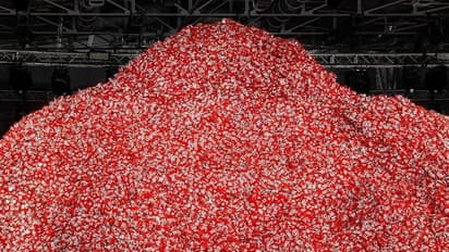 ಹೆಸರಾಂತ ಫ್ಯಾಷನ್‌ ಶೋನಲ್ಲಿ ರಾಶಿ ರಾಶಿ ಕಾಂಡೋಮ್‌ ಪ್ಯಾಕೆಟ್ಸ್ ಯಾಕ್ ಬಂತು?