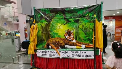 கோவை விமான நிலையத்தில் அசத்தலாக நாடகம் நடத்தி பயணிகளை கட்டிப்போட்ட மாணவர்கள்