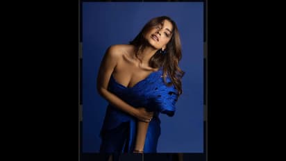 வித்தியாசமான அவுட் ஃபிட்டில் விருது விழாவில் கவர்ச்சியில் கலக்கிய ஸ்ரேயா சரண்..! வைரலாகும் புகைப்படங்கள்!