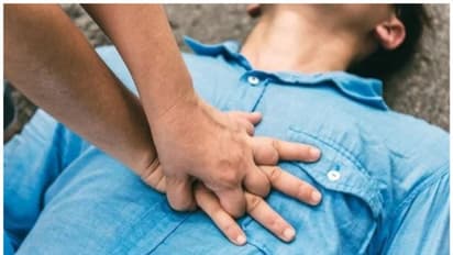 క్రికెట్ లో తీవ్ర విషాదం.. బౌలింగ్ చేస్తూ పడిపోయి.. సెకన్లలో అంతులేని లోకాలకు.. 