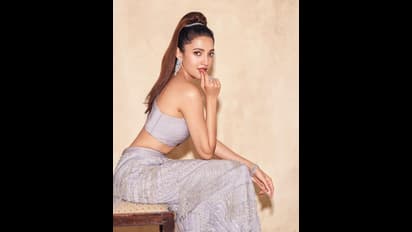 నేహా శెట్టి  గ్లామర్ విందుకు కుర్ర గుండెల్లో అలజడే.. మత్తెక్కించే పోజులతో రాధిక అందాల రచ్చ.!