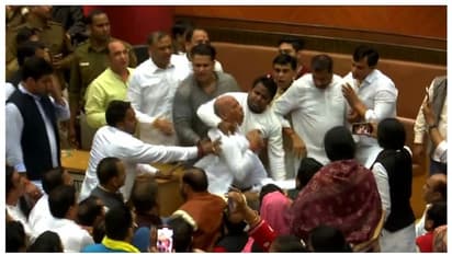 రణరంగంగా ఢిల్లీ మున్సిపల్ కార్యాలయం : ఒక్క ఓటు తెచ్చిన తంటా.. పిడిగుద్దులతో రెచ్చిపోయిన ఆప్, బీజేపీ సభ్యులు