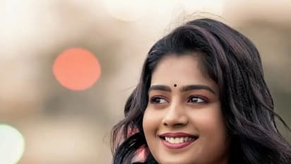 வாவ்... இது பிக்பாஸ் ஜனனியா? பார்க்க விண்ணை தாண்டி வருவாயா திரிஷா மாதிரி மாறிட்டாங்களே..! லேட்டஸ்ட் போட்டோஸ்!