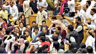 MCD: BJPvsAAP:மீன் மார்க்கெட்டான டெல்லி மாநகராட்சி கூட்டம்| பாஜக, ஆம்ஆத்மி கவுன்சிலர்கள் அடிதடி வீடியோ