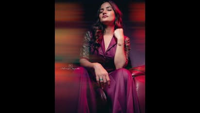 సిరి ఇంత హాట్‌గానా.. పర్పుల్‌ కలర్‌ డ్రెస్‌లో కిర్రాక్‌ లుక్‌.. నడుము చూపిస్తూ కైపెక్కించిన బిగ్‌ బాస్‌ భామ..