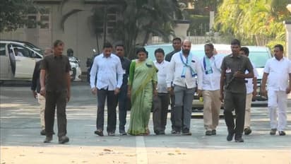 బీఆర్ఎస్‌ది దుష్టపాలన.. నేనూ బాధితురాలినే, తెలంగాణలో రాష్ట్రపతి పాలన విధించండి : తమిళిసైని కోరిన షర్మిల