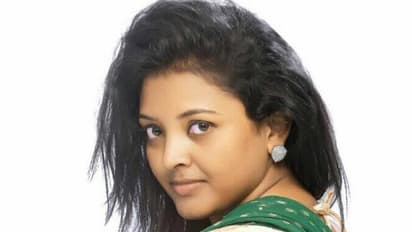 நான் வேணா வேணாணு சொன்னேன்... மிரட்டி ஆபாசமாக நடிக்க வைத்தார் - பெண் இயக்குனர் மீது இளைஞர் பரபரப்பு புகார்