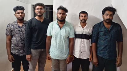 തിരുവനന്തപുരത്ത് കാമുകിയും സഹോദരനും ചേര്‍ന്ന് പ്രവാസിയെ തട്ടിക്കൊണ്ടുപോയി സ്വര്‍ണവും പണവും തട്ടിയെടുത്തു