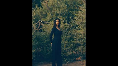 `హిట్‌` బ్యూటీ బోల్డ్ పోజులు.. బ్లాక్‌ టైట్‌ ఫిట్‌లో పరువాలతో సండే ట్రీట్‌.. ఆ విరహం తట్టుకోతరమా!