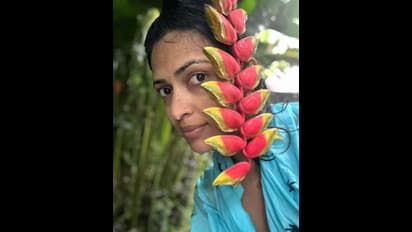 துளியும் மேக்கப் இன்றி... சொட்ட சொட்ட மழையில் நனைந்தபடி முத்தம்! கிக் ஏற்றும் லேட்டஸ்ட் ஹாட் போட்டோஸ்!