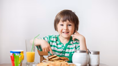 குழந்தைக்கு பால் எதுக்குங்க; எலும்புகளை உறுதியாக்கும் இந்த '5' உணவுகளை கொடுங்க!!