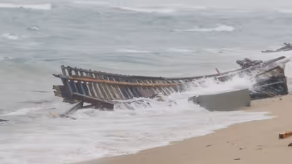 Italy shipwreck: இத்தாலி கடற்பகுதியில் படகு கவிழ்ந்து குறைந்து 59 அகதிகள் பலி