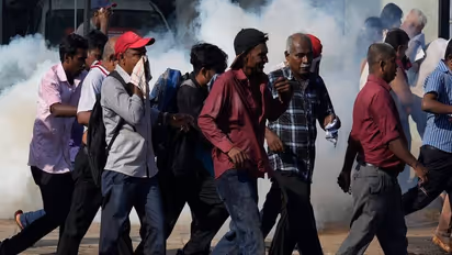 Sri Lanka: இலங்கை தேர்தல் ரத்துக்கு எதிரான போராட்டம்; காவல்துறை விரட்டிய அடித்ததில் 15 பேர் காயம்