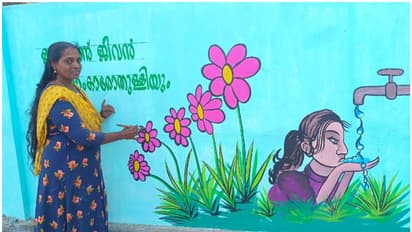 ജനങ്ങളിൽ ബോധവത്ക്കരണത്തിന് ചുവരുകളിൽ ചായം ചാലിച്ച് ഷീബ