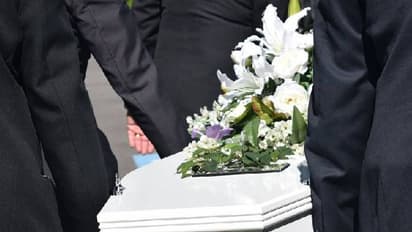 മരിച്ചാൽ കുടുംബം തന്റെ ശരീരം ഭക്ഷിക്കണം, അതിവിചിത്രമായ ചില അന്ത്യാഭിലാഷങ്ങൾ!