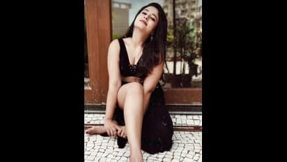 అందంతో మతులు పోగొట్టడం అంటే ఇదేనేమో.. పూనమ్ బజ్వా గ్లామర్ ట్రీట్.. చూస్తే అంతే!