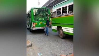 ആലുവയിൽ നടുറോഡിൽ സ്വകാര്യ ബസ് ജീവനക്കാരുടെ കയ്യാങ്കളി, കണ്ണാടിച്ചില്ല് അടിച്ച് തകർത്തു