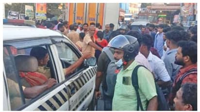 നടുറോഡിൽ പ്ലസ് വൺ വിദ്യാർഥിനിയെ ആക്രമിച്ചു; നാട്ടുകാർ ഓടിച്ചപ്പോൾ അഞ്ചു ബൈക്കുകൾ ഇടിച്ചുതെറിപ്പിച്ച് 20കാരൻ