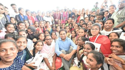 కష్టపడి చదివి ఉన్నత శిఖరాలకు చేరండి.. విద్యార్థులతో మంత్రి కేటీఆర్