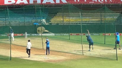 ഒടുവില് ആശാന് തന്നെ പന്തെടുത്തു; ഗില്ലിന് ബോള് ചെയ്ത് ദ്രാവിഡ്, ഇതൊരു സൂചനയോ?