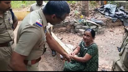 വീട് വൃത്തിയാക്കുന്നതിനിടെ മുഖംമൂടി ധരിച്ച് കള്ളനെത്തി; വീട്ടമ്മയെ ശുചിമുറിയിൽ പൂട്ടിയിട്ട് കവർച്ച