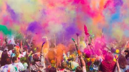 ರಂಗುರಂಗಿನ ಹೋಳಿಹಬ್ಬಕ್ಕೆ ಸಜ್ಜಾದ ಮಹಾನಗರ: ರತಿ-ಮನ್ಮಥರ ಮೂರ್ತಿಗೆ ಬೇಡಿಕೆ