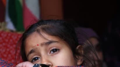 காஷ்மீரைச் சேர்ந்த தீக்ஷாவுக்கு நடிகர் அனுபம் கேர் கல்வி உதவி; ஏன்? எதற்காக?