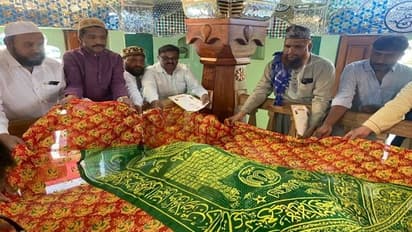 ಚಿತ್ರದುರ್ಗ: ಕಾಂಗ್ರೆಸ್ ಟಿಕೆಟ್ ಆಕಾಂಕ್ಷಿ ರಘು ಆಚಾರ್ ದಂಪತಿಯಿಂದ ಮಂದಿರ, ಮಸೀದಿ ಭೇಟಿ