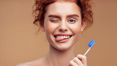 நாக்கை தினமும் சுத்தம் செய்ய வேண்டுமா? சுத்தம் செய்வதால் கிடைக்கும் நன்மை என்ன?