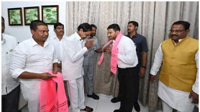 బీఆర్ఎస్లో చేరికల పరంపర.. సీఎం కేసీఆర్ సమక్షంలో పార్టీలోకి మహారాష్ట్ర నేతలు