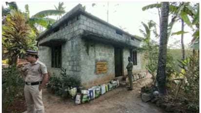 അച്ഛനെ കഴുത്തിൽ തോർത്ത് മുറുക്കി കൊലപ്പെടുത്തി മകൻ; അയൽവാസികളോട് വിളിച്ചറിയിച്ച ശേഷം ഒളിവിൽ പോയി