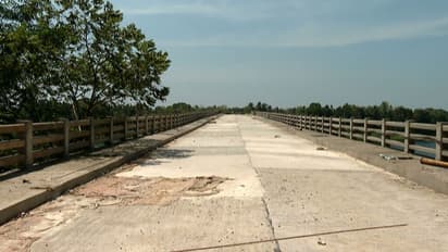 വല്ലം - പാറക്കടവ് പാലം അപ്രോച്ച് റോഡ് നിർമ്മാണം അശാസ്ത്രീയമെന്ന് പരാതി: പ്രതിഷേധത്തിന് നാട്ടുകാർ