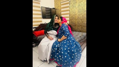 பாரம்பரிய முறைப்படி வேட்டி கட்டி... நடிகை பூர்ணாவுக்கு வளைகாப்பு நடத்திய குடும்பத்தினர் - வைரலாகும் போட்டோஸ்