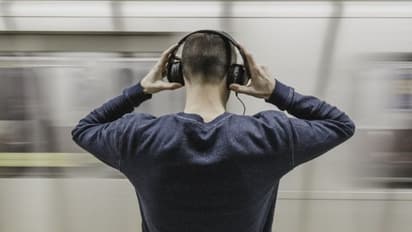 ഹെഡ്സെറ്റ് ഉപയോഗിക്കുമ്പോള് ശ്രദ്ധിക്കേണ്ടത്...; കേള്വിത്തകരാര് വരാതിരിക്കാൻ ചെയ്യാമിവ...