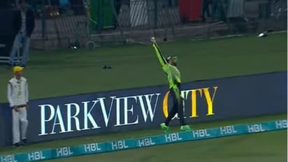 എക്കാലത്തെയും മികച്ച ബൗണ്ടറിലൈന്‍ സേവുകളിലൊന്ന്; താരമായി സിക്കന്ദർ റാസ- വീഡിയോ