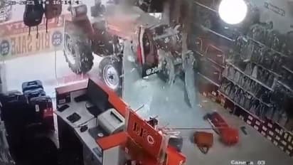 தானாக ஸ்டார்ட் ஆகி கடைக்குள் நுழைந்த டிராக்டர்... இணையத்தில் வைரலான வீடியோ!!