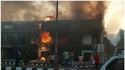 തൃശ്ശൂരില്‍ കാര്‍ ഷോറൂമില്‍ വൻ തീപിടുത്തം; മൂന്ന് കാറുകള്‍ കത്തിനശിച്ചു