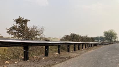 మహారాష్ట్ర హైవేపై వెదురు క్రాష్ బారియర్ ఏర్పాటు.. ప్రపంచంలోనే మొదటిదని ప్రకటించిన నితిన్ గడ్కరీ