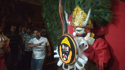 ಶಿರಸಿಯಲ್ಲಿ ಅಬ್ಬರದ ಬೇಡರ ವೇಷದ ಸಂಭ್ರಮ: ರೌದ್ರರಮಣೀಯ ಬೇಡರ ವೇಷ ನೋಡಲು ಸಹಸ್ರಾರು ಜನ