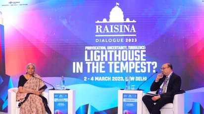 మేము పీఎస్యూలను అమ్మడం లేదు.. ఇది ప్రతిపక్షాలకు తెలిసినా విమర్శలు చేస్తున్నాయ్ - సీతారామన్