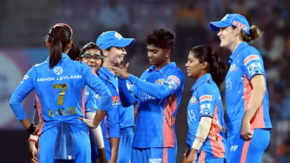 WPL 2023:அமெலியா கெர் அபாரமான பவுலிங்; குறைவான ஸ்கோருக்கு சுருண்டது ஆர்சிபி! எளிய இலக்கை விரட்டும் மும்பை அணி