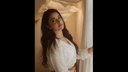 சட்டை பட்டனை அவிழ்த்து... காலரை தூக்கி விட்டு கிக் ஏற்றும் பிரியங்கா மோகன்! மாடர்ன் உடையில் மஜாவாக போஸ்..!