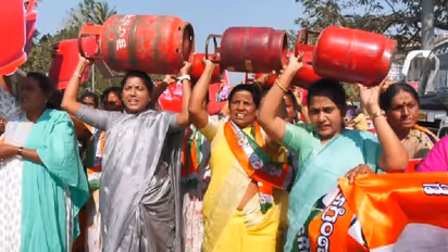 ಅಡುಗೆ ಸಿಲೆಂಡರ್ ಬೆಲೆ ಏರಿಕೆ: ಮೋದಿ ಸರ್ಕಾರದ ವಿರುದ್ಧ ಕೆಪಿಸಿಸಿ ಮಹಿಳಾ ರಾಜ್ಯಾಧ್ಯಕ್ಷೆ ಪ್ರತಿಭಟನೆ