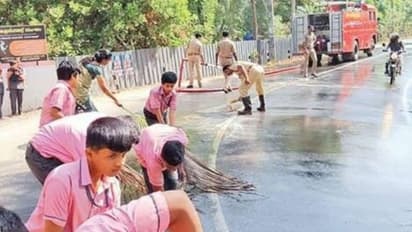 റോഡിലെ വളവിൽ ഓയിൽ ചോർന്നു, വാഹനങ്ങൾ തെന്നിവീഴുന്നതായി വിളിയെത്തി, ഫയര്‍ഫോഴ്സ് എത്തി, ഒപ്പം കൂടി ഈ കുട്ടികളും!