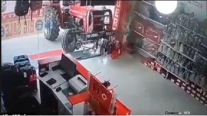 ಏಕಾಏಕಿ ಚಲಿಸಿ ಅಂಗಡಿಗೆ ನುಗ್ಗಿದ್ದ ಚಾಲಕನಿಲ್ಲದ ಟ್ರಾಕ್ಟರ್: ವೀಡಿಯೋ ವೈರಲ್